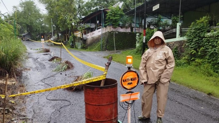 Waspada Dab! Jalan di Imogiri Bantul Amblas Imbas Hujan Deras