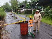 Waspada Dab! Jalan di Imogiri Bantul Amblas Imbas Hujan Deras
