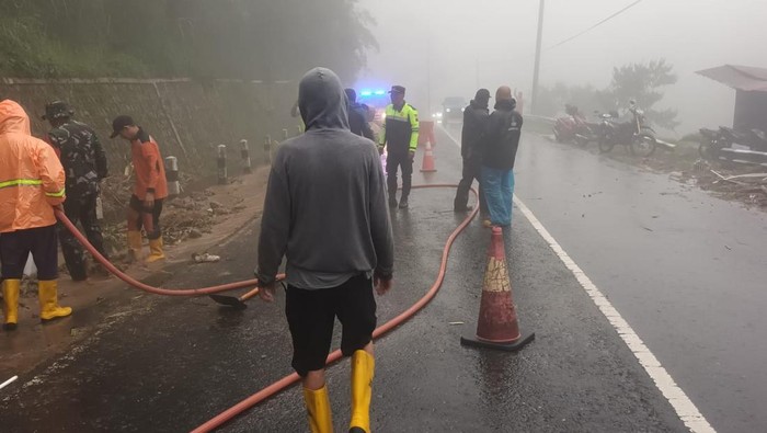 Tim Gabungan saat melakukan pembersihan longsoran di di jalan Alternatif Lawu, Kecamatan Tawangmangu, Kabupaten Karanganyar,Sabtu (27/12/2025)