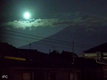 Momen Bola Api Melintasi Langit Malam Jepang
