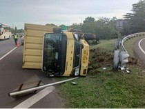 Kaget Disalip Pajero, Sopir Truk Boks Banting Setir hingga Terbalik di Jagorawi