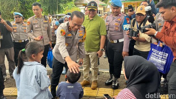 Kapolda Metro Jaya Irjen Asep Edi Suheri mengecek Taman Margasatwa Ragunan memastikan keamanan pengunjung di momen libur Natal 2025.