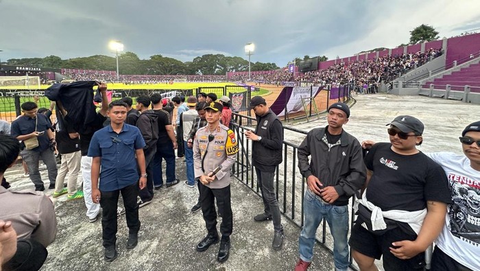 Aksi Humanis Kapolres Kediri Kota Saat Pengamanan Laga Persik VS Persis