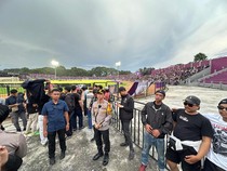 Aksi Humanis Kapolres Kediri Kota Saat Pengamanan Laga Persik VS Persis