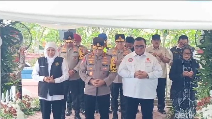 Kapolri Listyo Sigit-Gubernur Khofifah Ziarah Makam Marsinah