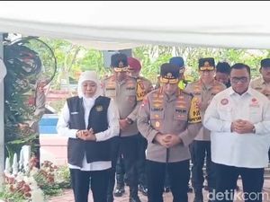 Kapolri Listyo Sigit-Gubernur Khofifah Ziarah Makam Marsinah