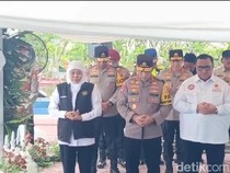 Kapolri Listyo Sigit-Gubernur Khofifah Ziarah Makam Marsinah