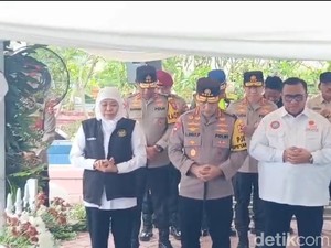 Kapolri Listyo Sigit-Gubernur Khofifah Ziarah Makam Marsinah
