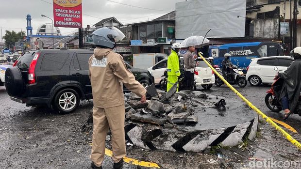 Kecelakaan Wonosobo Tugu di Kertek Wonosobo hancur usai dihantam truk tronton, Sabtu (27/12/2025).