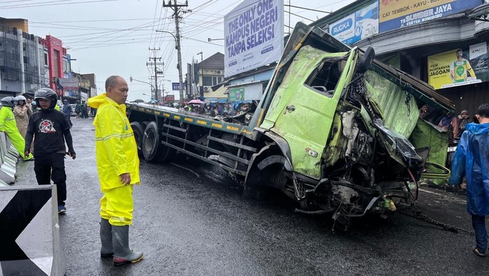 Truk tronton muatan keramik ringsek usai kecelakaan di Kertek, Wonosobo, Sabtu (27/12/2025).