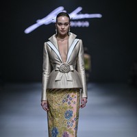 Foto: Kembang Jiwa, Koleksi Kebaya dalam Tafsir Modern Sebastian Gunawan