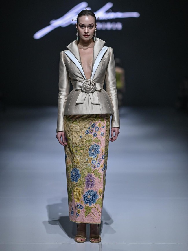 Foto: Kembang Jiwa, Koleksi Kebaya dalam Tafsir Modern Sebastian Gunawan