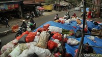 Warga Ciputat Protes Sampah Tak Diangkut Berminggu-minggu: Bau-Banyak Belatung