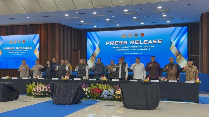 Konferensi pers pemulangan sembilan WNI korban TPPO di Kamboja ke Tanah Air.