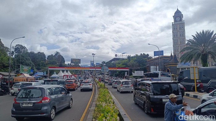 One Way Arah Puncak Bogor Diberlakukan, Lalin di Simpang Gadog Padat