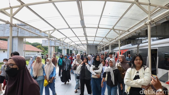 Mobilitas masyarakat menggunakan KRL Jabodetabek meningkat signifikan selama libur Natal dan Tahun Baru (Nataru), Sabtu (27/12/2025). Jumlah pengguna KRL tercatat naik sekitar 8 persen dibandingkan periode yang sama pada Nataru tahun sebelumnya.