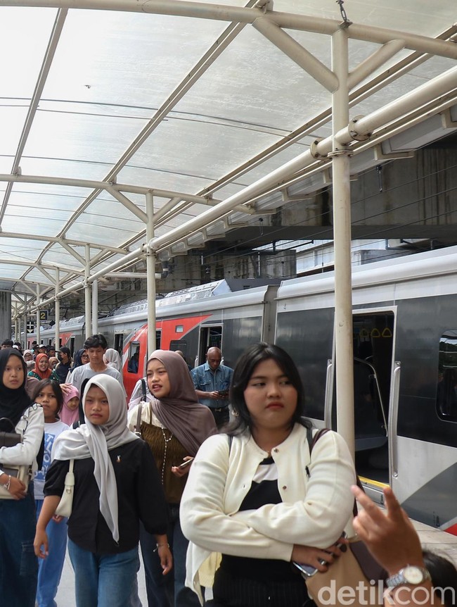 Lonjakan Penumpang KRL Jabodetabek Selama Libur Nataru