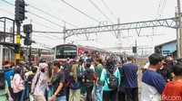 Mobilitas masyarakat menggunakan KRL Jabodetabek meningkat signifikan selama libur Natal dan Tahun Baru (Nataru), kemarin.