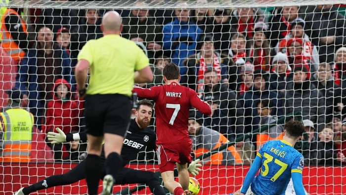 Liverpool Menang Tipis 2-1 Atas Wolverhampton