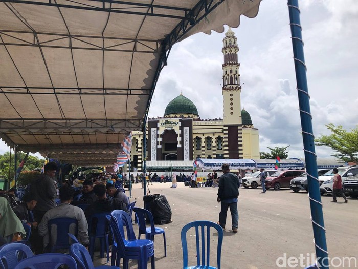 Masjid Kubah Hijau Al-Abrar Palangka Raya sediakan makan gratis buat jemaah yang berangkat ke Haul Guru Sekumpul Kalsel.