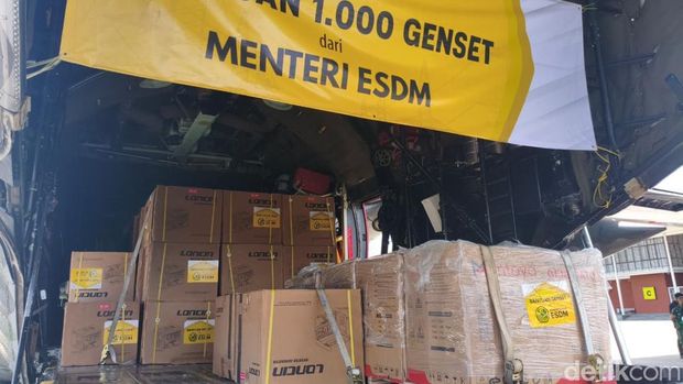 Menteri ESDM Bahlil Lahadalia saat pengiriman 1.000 unit genset ke 224 desa di Aceh, di Lanud Halim Perdanakusuma, Sabtu (27/12/2025). (Kurniawan/detikcom)