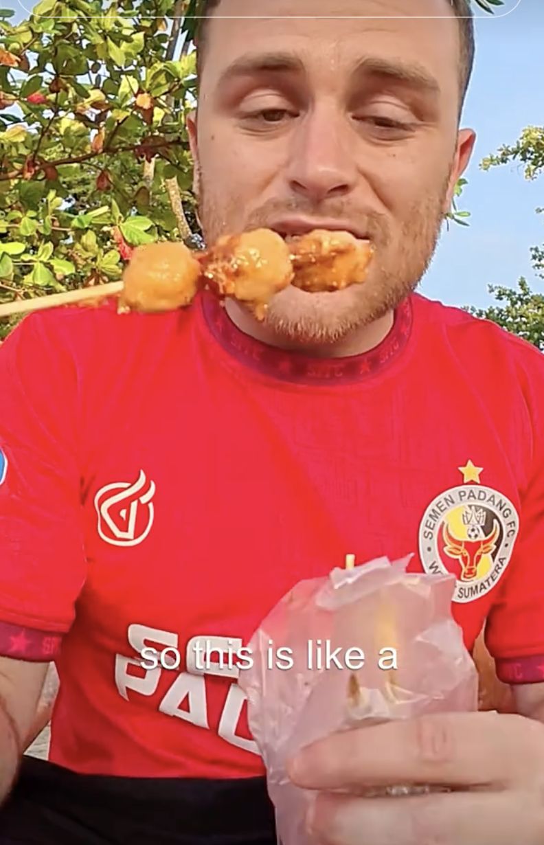 Mirip Warlok! Bule Ini Jajan Pentol hingga Sate di Pantai Padang Mirip Warlok! Bule Ini Jajan Pentol hingga Sate di Pantai Padang