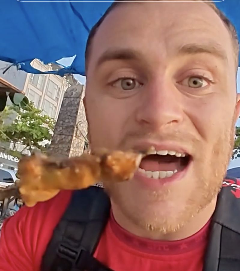 Mirip Warlok! Bule Ini Jajan Pentol hingga Sate di Pantai Padang Mirip Warlok! Bule Ini Jajan Pentol hingga Sate di Pantai Padang