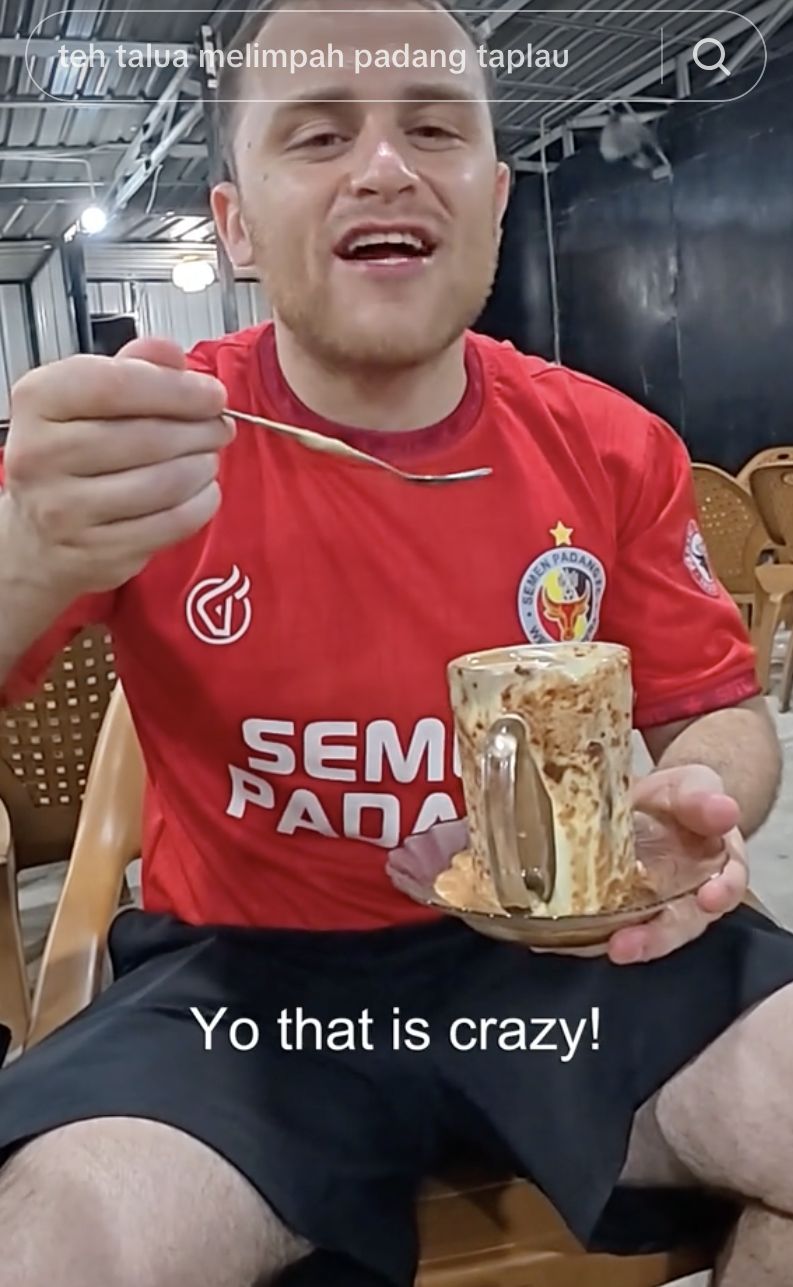 Mirip Warlok! Bule Ini Jajan Pentol hingga Sate di Pantai Padang Mirip Warlok! Bule Ini Jajan Pentol hingga Sate di Pantai Padang