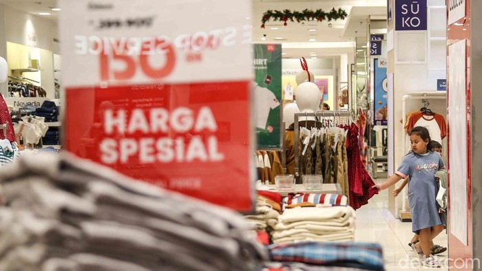 Sejumlah pengunjung memadati gerai Matahari Department Store di Mal Artha Gading, Jakarta Utara, Sabtu (27/12/2025), untuk memanfaatkan momen belanja akhir tahun yang bertepatan dengan libur Natal dan Tahun Baru (Nataru).