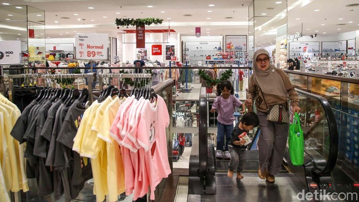 Sejumlah pengunjung memadati gerai Matahari Department Store di Mal Artha Gading, Jakarta Utara, Sabtu (27/12/2025), untuk memanfaatkan momen belanja akhir tahun yang bertepatan dengan libur Natal dan Tahun Baru (Nataru).