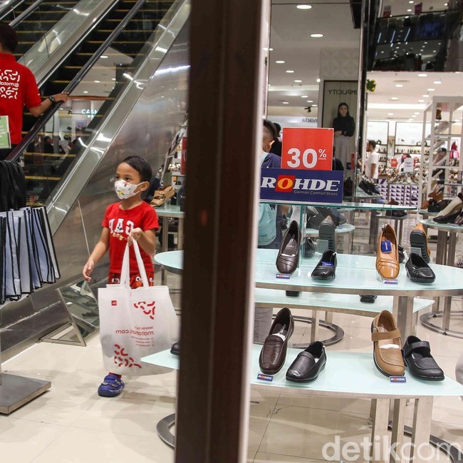 Momen Belanja Keluarga Warnai Libur Nataru