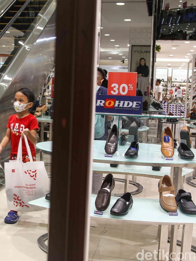 Momen Belanja Keluarga Warnai Libur Nataru