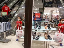 Momen Belanja Keluarga Warnai Libur Nataru