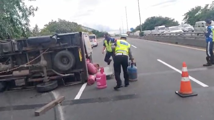Muatan Berlebih Picu Pecah Ban, Truk Boks Bawa LPG Terguling di Tol Priok