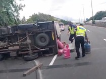 Muatan Berlebih Picu Pecah Ban, Truk Boks Bawa LPG Terguling di Tol Priok