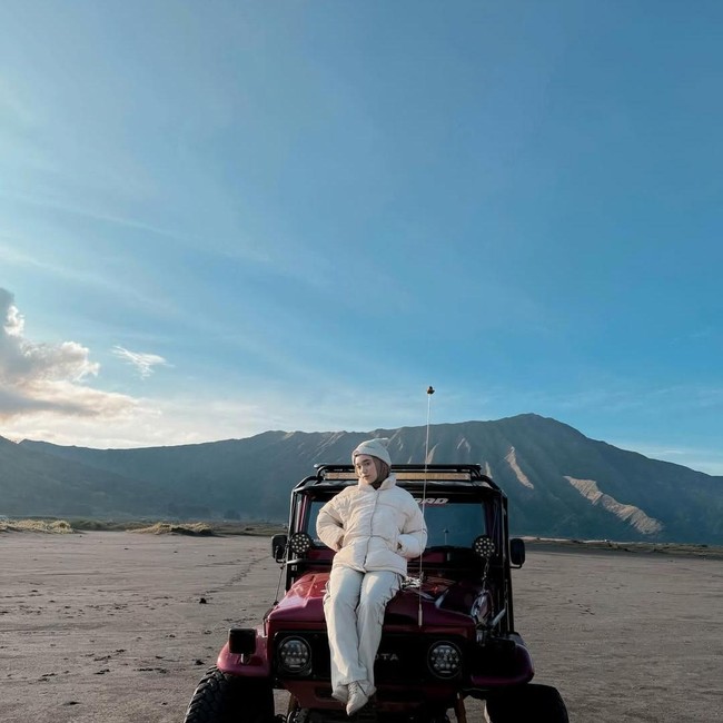 Foto Liburan Penyanyi Nabila Taqiyyah di Bromo, Kompak Pakai Putih-putih