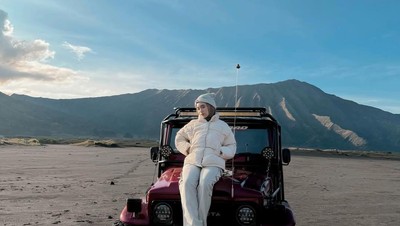 Foto Liburan Penyanyi Nabila Taqiyyah di Bromo, Kompak Pakai Putih-putih