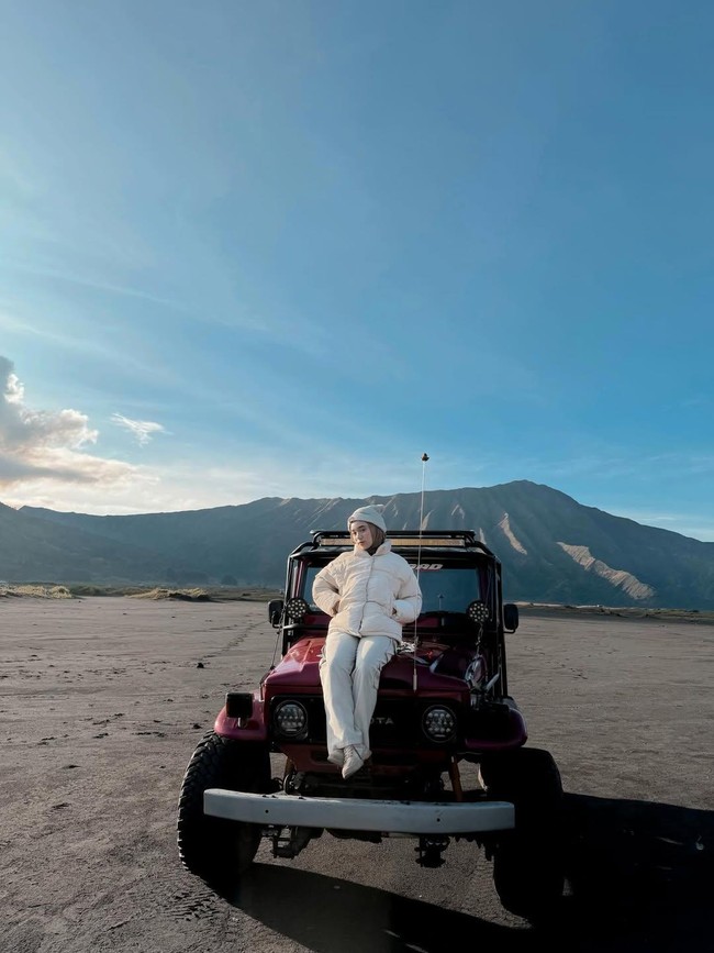 Foto Liburan Penyanyi Nabila Taqiyyah di Bromo, Kompak Pakai Putih-putih