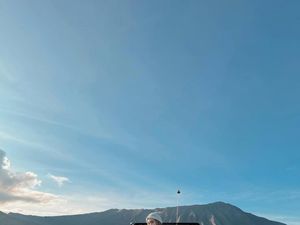 Foto Liburan Penyanyi Nabila Taqiyyah di Bromo, Kompak Pakai Putih-putih