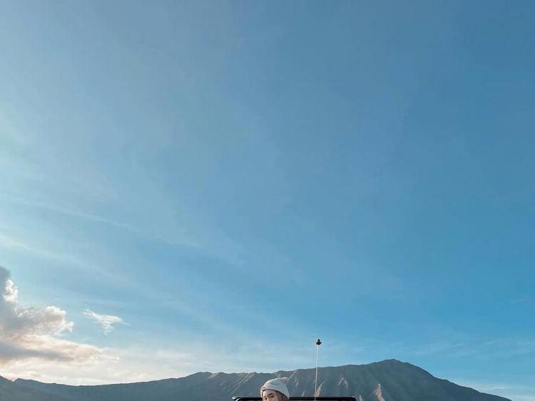 Foto Liburan Penyanyi Nabila Taqiyyah di Bromo, Kompak Pakai Putih-putih