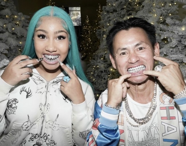 Gigi barunya itu merupakan karya seniman grillz, Johnny Dang. Sang seniman turut mengunggah ulang foto-foto tersebut. Ia menggambarkan karyanya sebagai grillz eksklusif satu-satunya di dunia. Foto: dok. Instagram @northwest