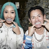 North West kembali mencuri perhatian publik. Putri sulung Kim Kardashian dan Kanye West itu memamerkan aksesori gigi tak biasa. North menggunakan grillz (penutup gigi dekoratif) dari berlian dengan bentuk gigi hiu yang lancip. Foto: dok. Instagram @northwest