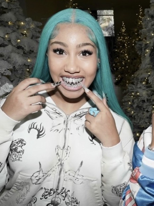 North West kembali mencuri perhatian publik. Putri sulung Kim Kardashian dan Kanye West itu memamerkan aksesori gigi tak biasa. North menggunakan grillz (penutup gigi dekoratif) dari berlian dengan bentuk gigi hiu yang lancip. Foto: dok. Instagram @northwest