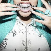 Unggahan ini menjadi postingan ketiganya di Instagram sejak akun pribadinya resmi diluncurkan kurang dari sepekan.Dalam sejumlah foto, gadis 12 tahun itu tampak percaya diri memamerkan grillz berliannya. Selera fashion North dinilai berani dan eksperimental meski usianya masih remaja.  Foto: dok. Instagram @northwest