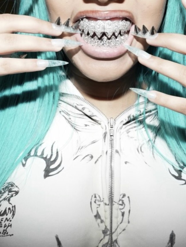 Unggahan ini menjadi postingan ketiganya di Instagram sejak akun pribadinya resmi diluncurkan kurang dari sepekan.Dalam sejumlah foto, gadis 12 tahun itu tampak percaya diri memamerkan grillz berliannya. Selera fashion North dinilai berani dan eksperimental meski usianya masih remaja.  Foto: dok. Instagram @northwest