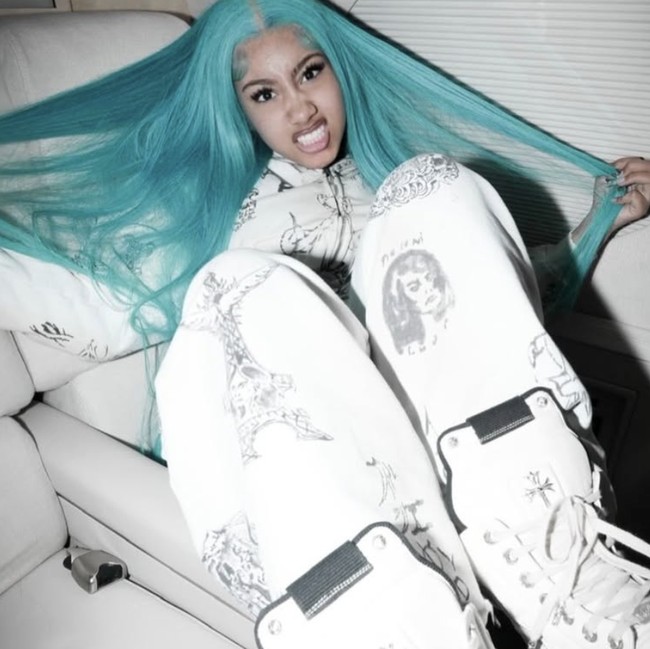 Gaya Nyentrik North West di Usia 12 Tahun, Pamer Gigi Hiu Berlian