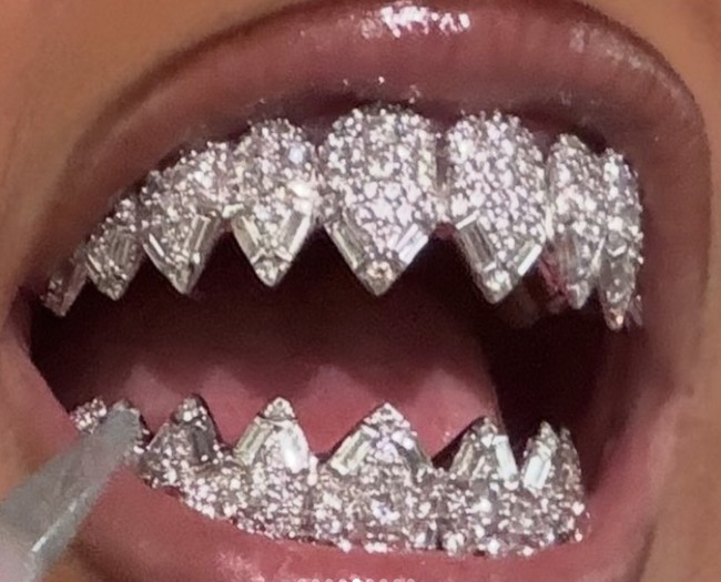 “Grillz hiu edisi tunggal dengan berlian potongan baguette. Selamat datang di #flawlessgang,” tulis Johnny. Foto: dok. Instagram @northwest