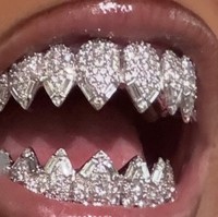 “Grillz hiu edisi tunggal dengan berlian potongan baguette. Selamat datang di #flawlessgang,” tulis Johnny. Foto: dok. Instagram @northwest