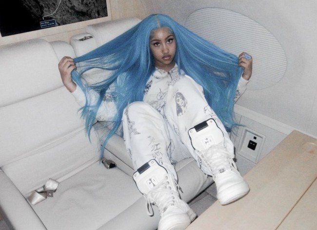 Popularitas North di media sosial melonjak drastis. Meski baru memperkenalkan akun Instagramnya pada 19 Desember jumlah pengikutnya telah mencapai 921 ribu orang. Dalam unggahan terbaru, ia juga terlihat berpose di jet pribadi milik sang ibu, Kim Air. Foto: dok. Instagram @northwest