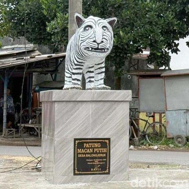 Penampakan Patung Macan Putih di Kediri Viral Memiliki Bentuk Unik